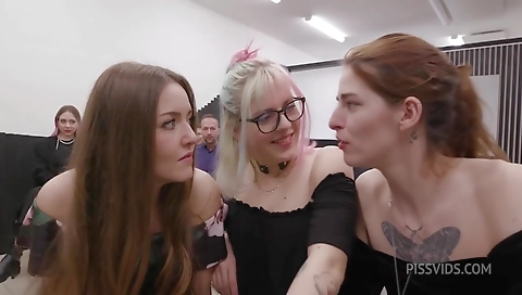 Mas tittyder fucks a stripp ike