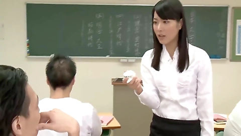 Sexy babe gets fucked in her pussy