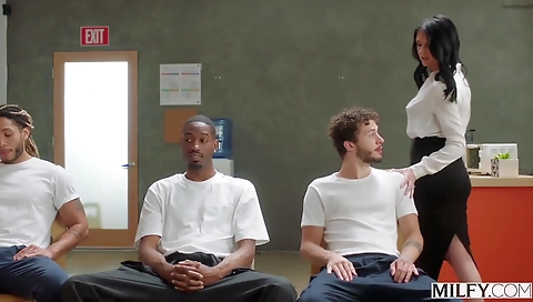 Hawt sweetheart gives head in the kitchen