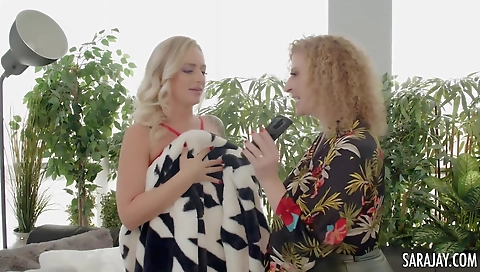 Hot lesbian threesome fucking action