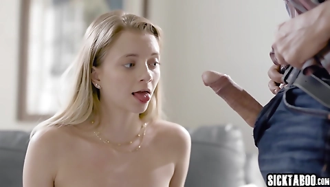 Showering a littlexi bskow and sexy blonde